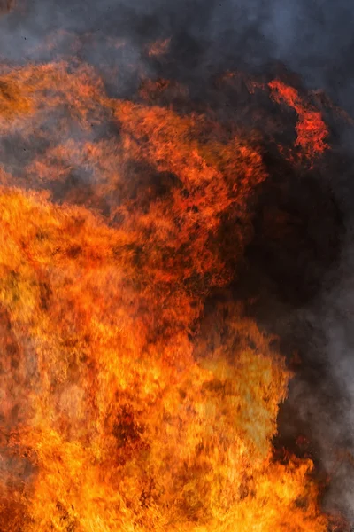 Fogo furioso e chamas com o céu no fundo — Fotografia de Stock