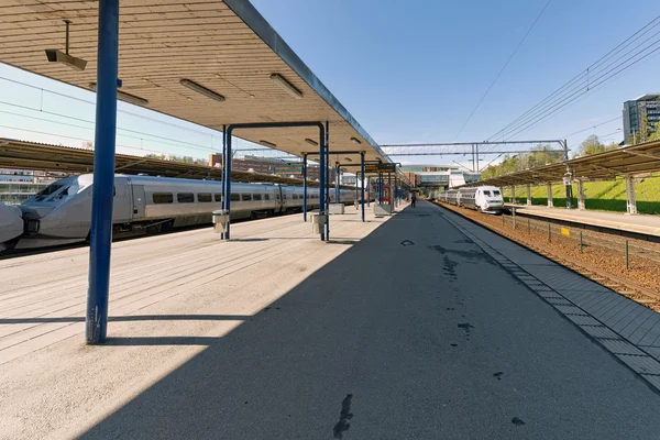 Flemingsberg treinstation buiten Stockholm met twee trein — Stockfoto