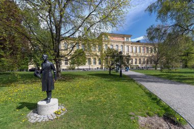 İsveç Kraliyet Kütüphanesi Hjalmar Soderberg heykeli ile 