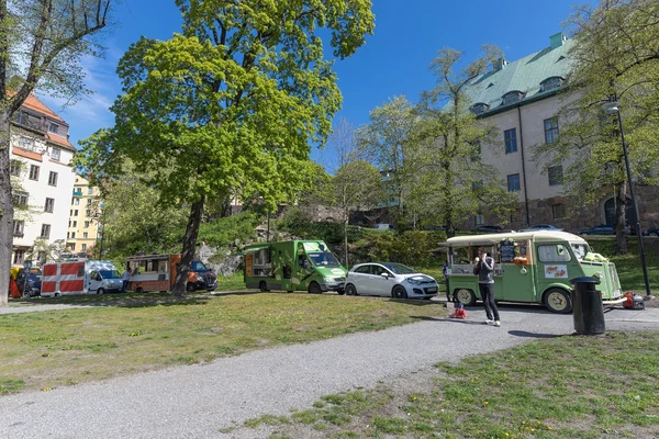 Camion alimentari di fila a Eriksbergsparken durante una giornata di sole a S — Foto Stock