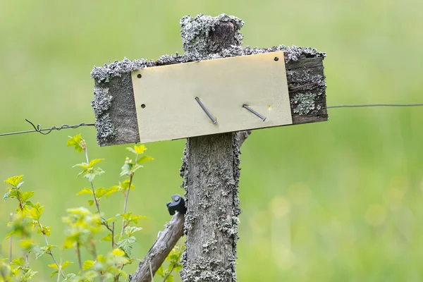 Electrical fence in old style with empty sign — Stock Photo, Image