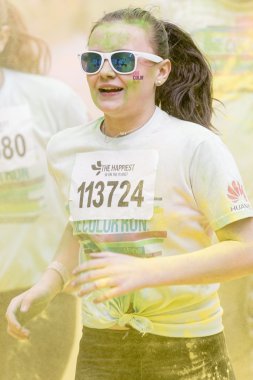 stockholm renk çalıştırmak çalışan gözlük ile mutlu kız