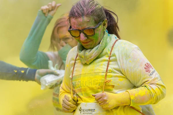 Happy woman in yellow and sunglasses running at Stockholm Color — Stock Photo, Image
