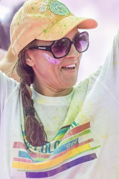 Happy woman cheering at Stockholm Color Run — Stock Photo, Image