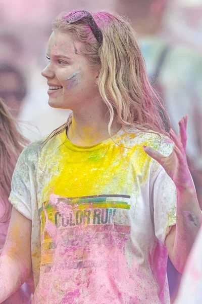 Chica feliz en Estocolmo Color Run — Foto de Stock