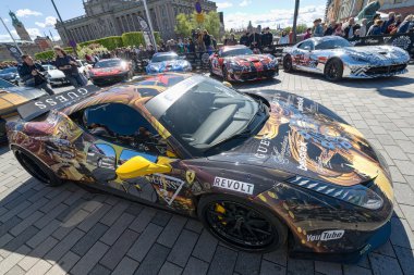 Gumball 3000 arabalara stockholm sokaklarında görüntülemek