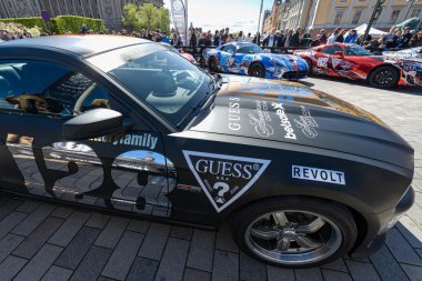 Gumball 3000 arabalara stockholm sokaklarında görüntülemek