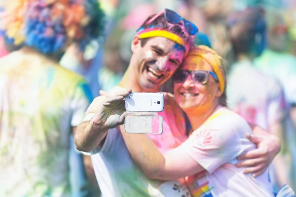 Przyjaciele biorąc telefon selfie w centrum uwagi w Sztokholmie kolor uruchomić — Zdjęcie stockowe
