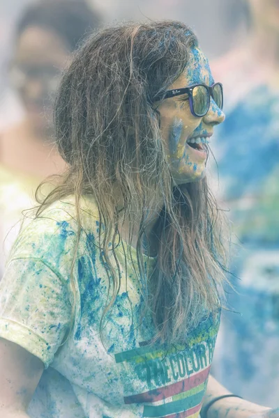 Happy girl in sideview covered in paint at Stockholm Color Run — Stock Photo, Image