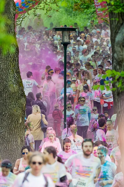 Gelukkige mensen passeren de roze kleur station in een park gebied bij st — Stockfoto