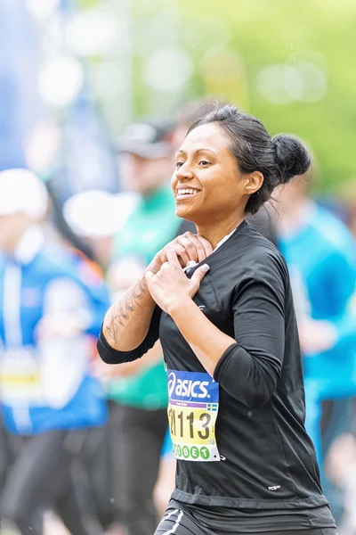 Closeup of a happy girl in ASICS Stockholm Marathon — Stock Photo, Image