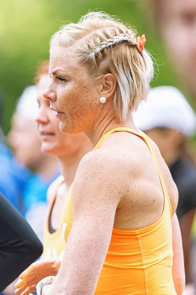 Nahaufnahme einer Frau beim asics stockholm marathon — Stockfoto