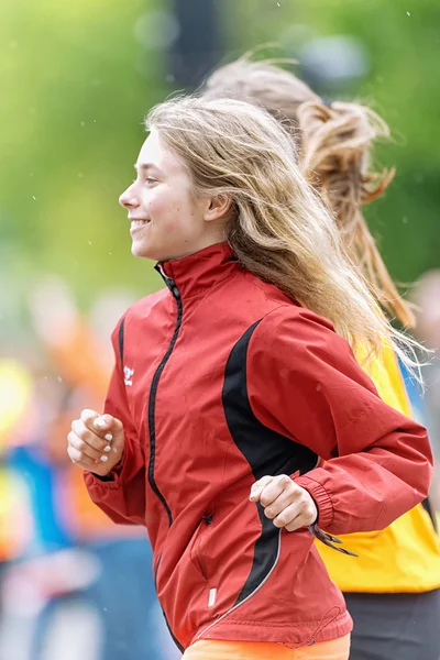 Nahaufnahme eines langhaarigen lächelnden Mädchens beim asics stockholm marathon — Stockfoto