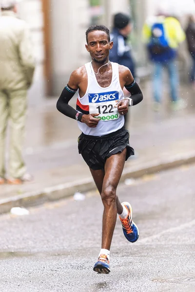 Haben Idris from Eritrea in the rain at ASICS Stockholm Marathon — Stock Photo, Image