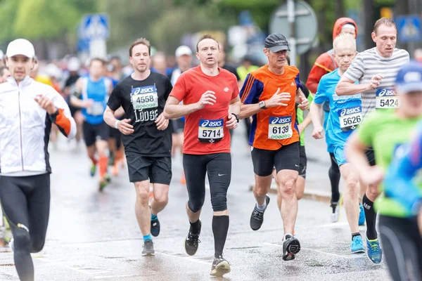 Läufergruppe auf den Straßen Stockholms bei asics stockholm — Stockfoto