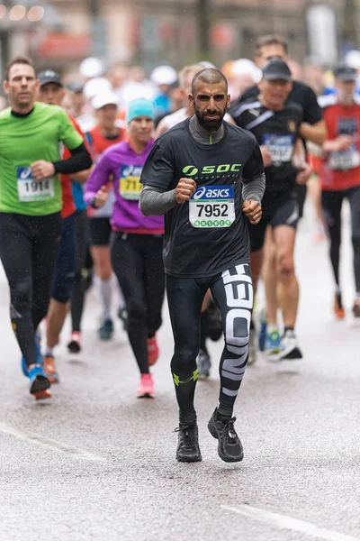 Running man in black at the streets of Stockholm at ASICS Stockh — Stok fotoğraf