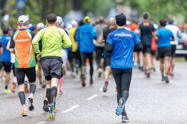 bir grup insan, stockholm sokaklarında asics s arkası