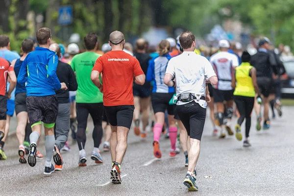 Costas de um grupo de pessoas nas ruas de Estocolmo na ASICS S — Fotografia de Stock