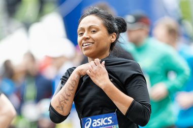 kulak tıkacı asics Stockholm ile sabitleme bir kadın closeup marat