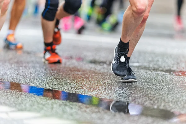 Sapatos de corrida coloridos refletindo em poças na rua molhada — Fotografia de Stock