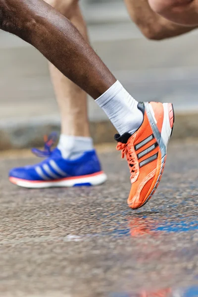 Primer plano de las piernas de los corredores superiores con colorido azul y naranja sh — Foto de Stock