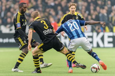 The players fighting over the ball in the soccer game DIF vs AIK