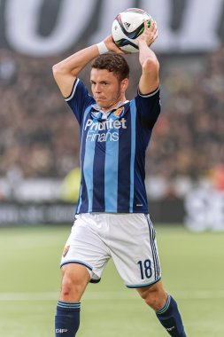 DIF orta saha oyuncusu kerim mrabati futbol ga baloda atar