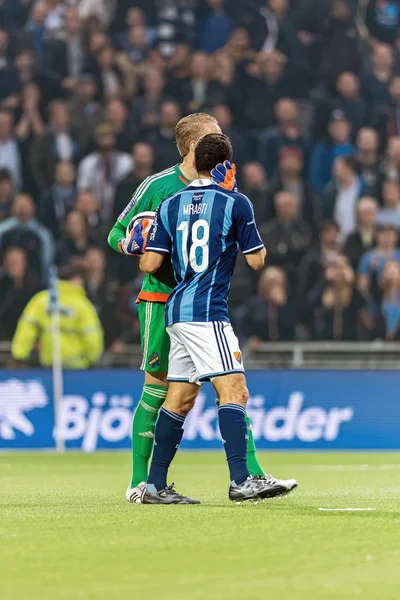 Goleiro da AIK Patrik Carlgren conversando com Mrbati na gam — Fotografia de Stock