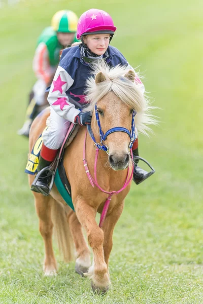 子供のための開始の直後に彼女の ponny をレース後の女の子 — ストック写真