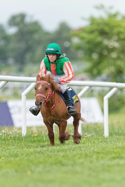 Girl in high speed with her ponny just after the start for the k — Stock Photo, Image