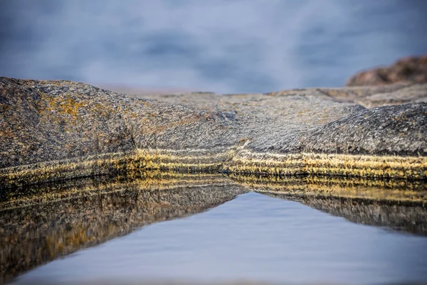 山脈のように見える岩の上の堆積物 — ストック写真