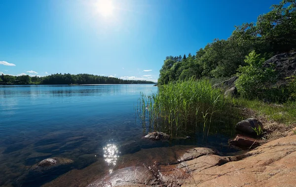 Idilliaco litorale con brillantini in acqua dal sole durante un — Foto Stock