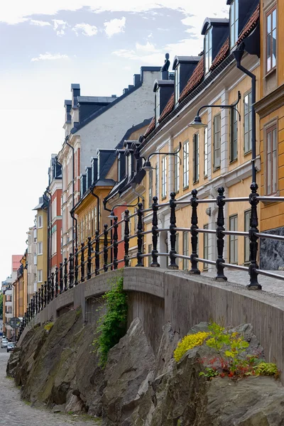 Pohled přes staré město Stockholm s dlažebních kostek na Sodermalm — Stock fotografie