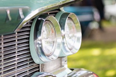 Bir Plymouth araba ön farlar detay