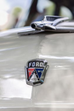 Kaporta üzerinde bir Amerikan arabası, Vintage Ford amblemi