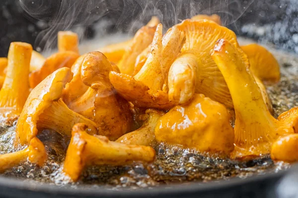 Chanterelles amarelo frito em uma frigideira — Fotografia de Stock