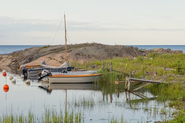 Boten afgemeerd aan een natuurlijke haven in de middag — Stockfoto