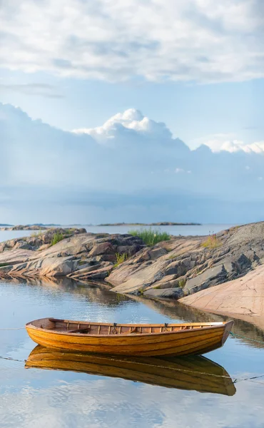 Vintage rowingboat moored in warm evening light — Stock Photo, Image