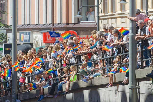Personas que apoyan el desfile del Orgullo en Estocolmo — Foto de Stock