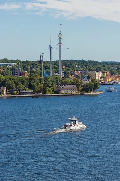 Djurgarden com Grona lund e Skansen com ferries de passageiros em — Fotografia de Stock