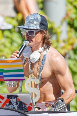 Stockholm 'deki Onur Yürüyüşü' nde DJ rolünde Peter Siepen