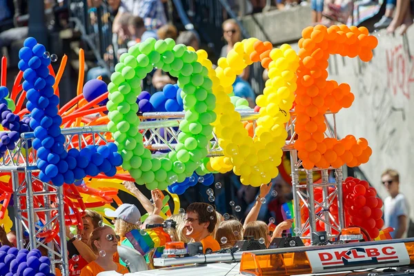 Big baloon love sign at the Pride parade — Stock fotografie