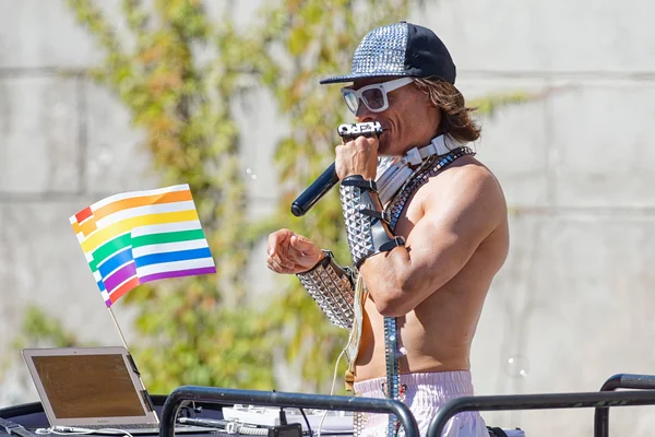 Peter Siepen as discjockey at the Pride parade — Stock Photo, Image