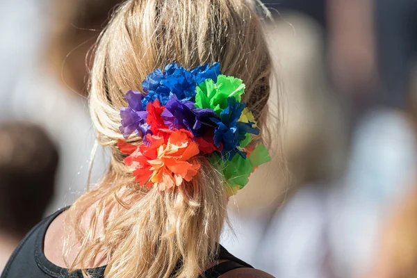 Woman in the crowed has set up her hair with rainbow colors at t — Stok fotoğraf