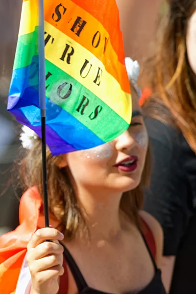 Bandera arco iris con el texto Muestra tus verdaderos colores en el Orgullo pa —  Fotos de Stock