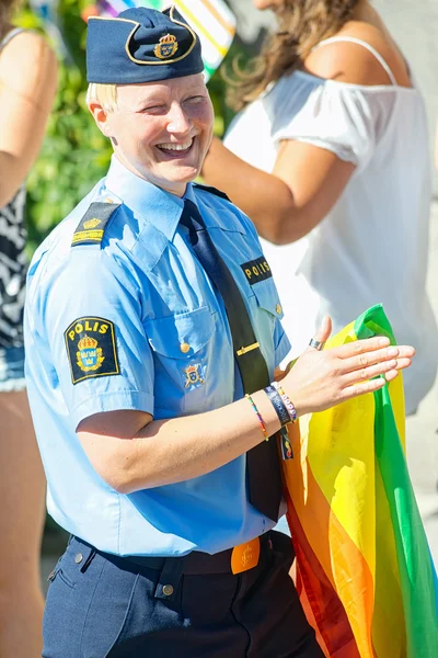 Feliz mulher polícia com arco-íris bandeira em sua mão no Orgulho pa — Fotografia de Stock