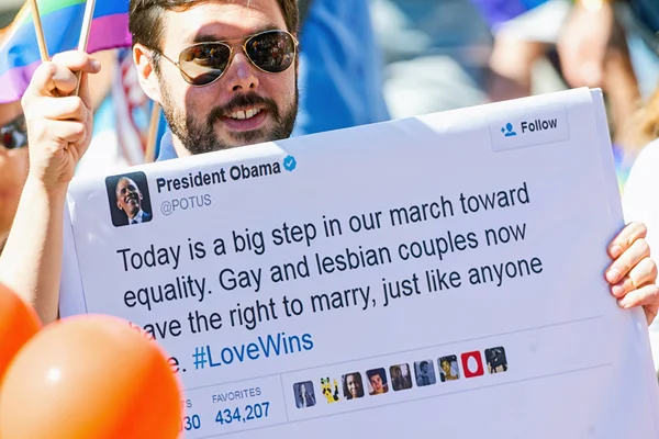 Hombre con presidente Barack Obamas tuitea sobre igualdad de derechos —  Fotos de Stock