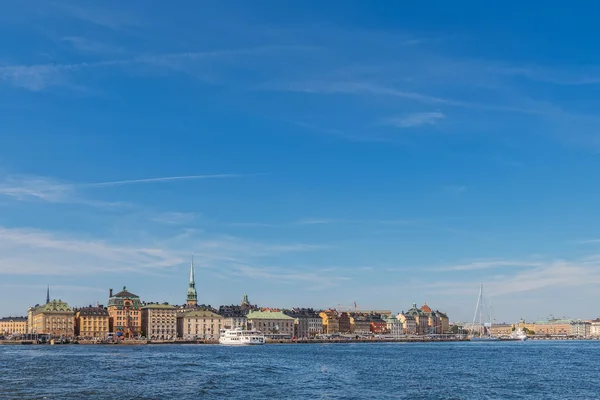 Old town in Stockholm from seaside with the colorful facades — 图库照片