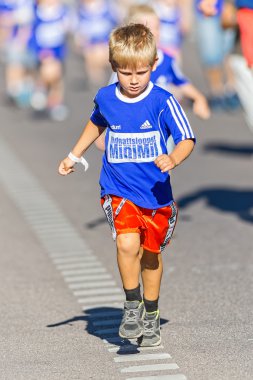 Kid running at the white line at the Minimil for the youngest ru