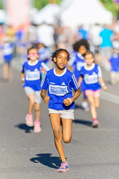 Chica rápida en el Minimil para los corredores más jóvenes en Midnattslop —  Fotos de Stock